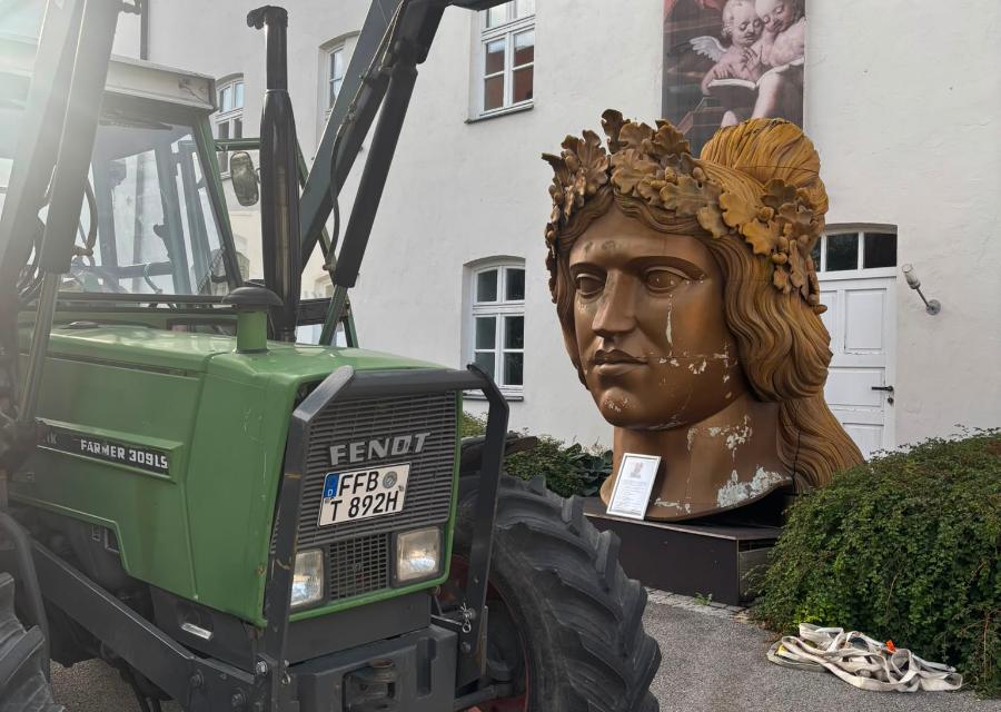 Der Kopf der Bavaria auf dem Anhänger neben dem Fendt-Traktor, bereit zum Abtransport