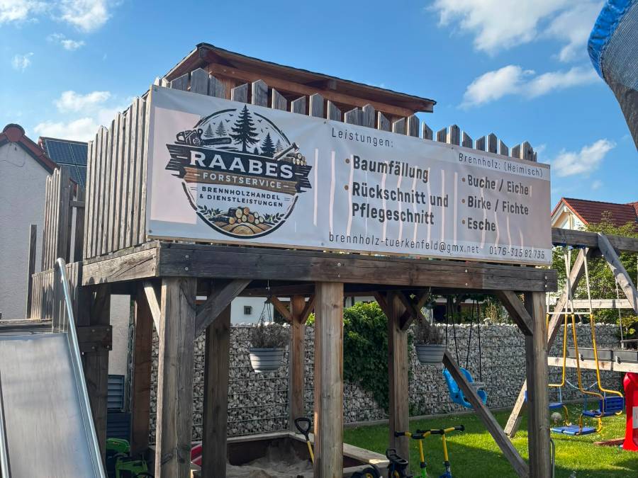 Hinweistafel von Raabes Forstservice mit dem Leistungsangebot am Betriebsgelände in Türkenfeld