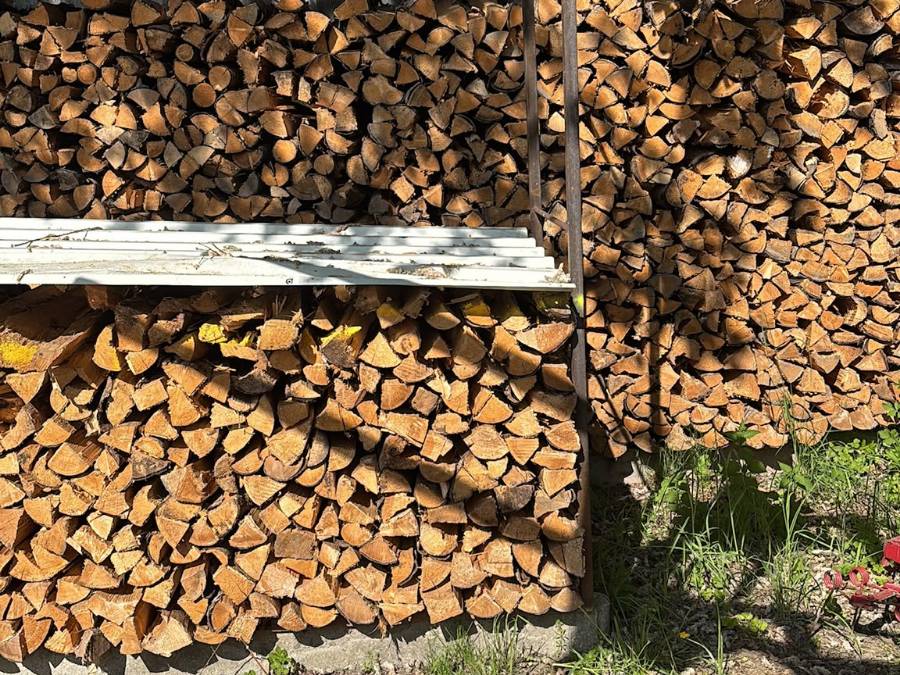 Dicht geschichtete Scheite unter dem Vordach am Holzlagerplatz in Türkenfeld