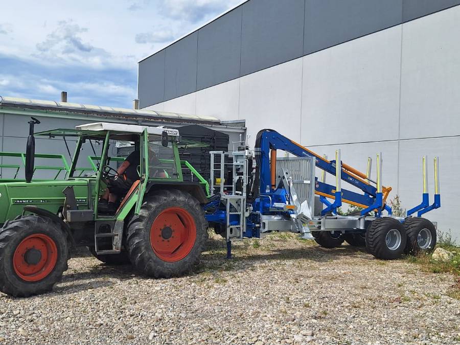 Fendt-Traktor mit angehängtem Binderberger-Rückewagen auf dem Betriebsgelände bei Türkenfeld