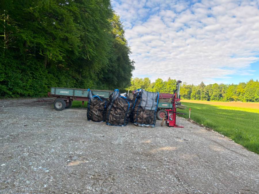 Anhänger mit Brennholz auf dem Weg zur Lieferung im Umkreis von Türkenfeld