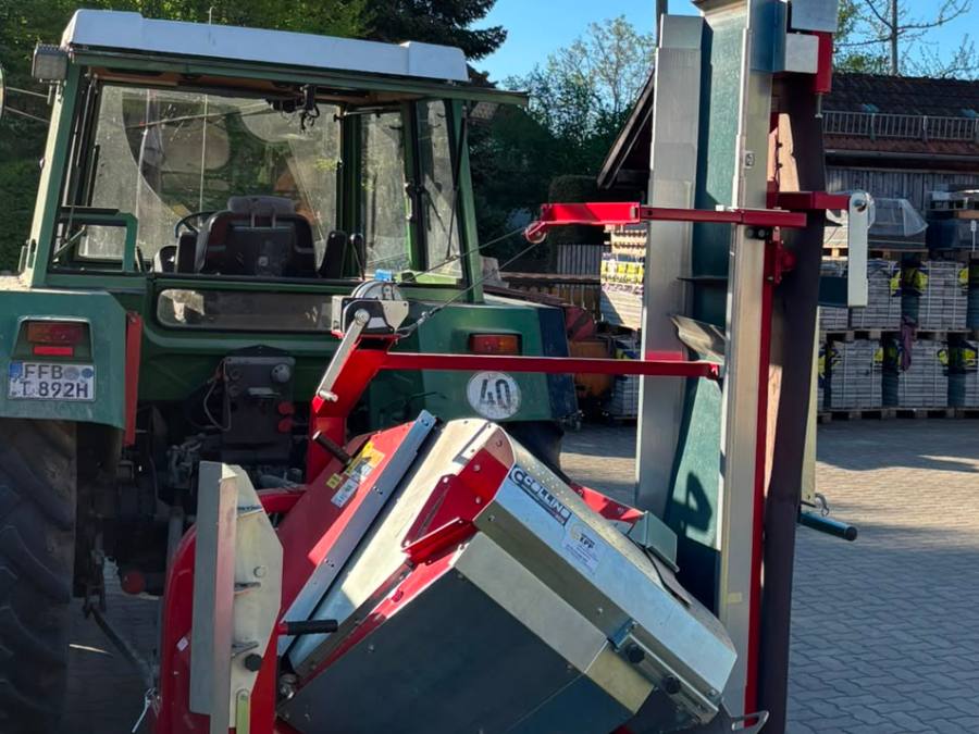 Traktor mit angebauter Wippsäge auf dem Betriebsgelände bei Türkenfeld